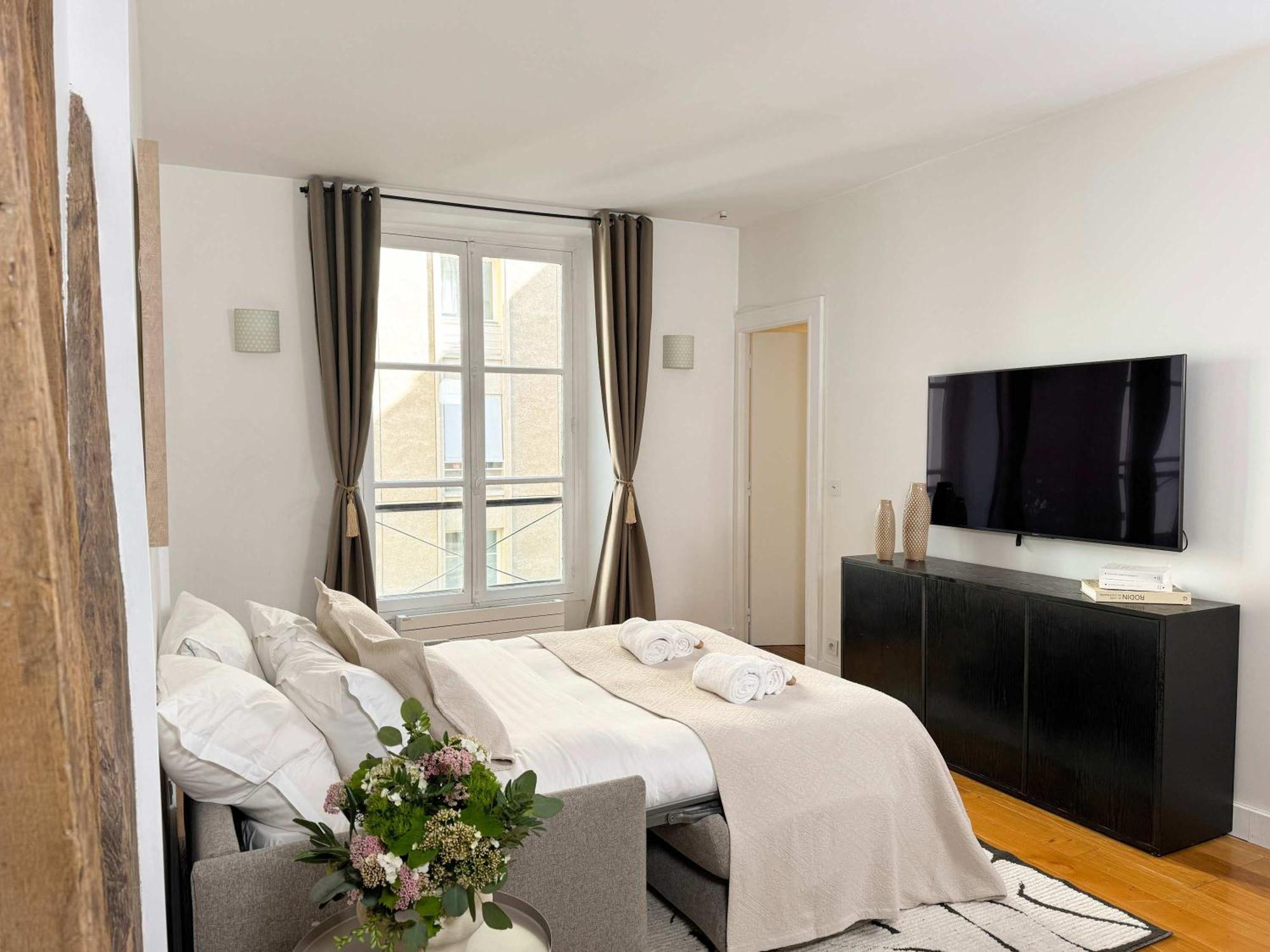 Luxembourg Garden Deluxe Flat